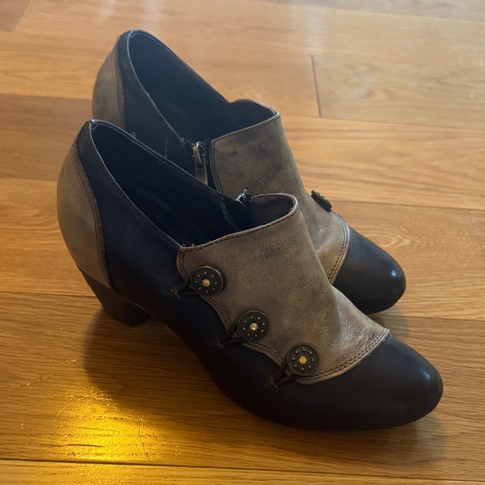 L’artiste Elegant Black and Tan Heeled Shoes